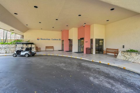 Condo in Sunrise, Florida, 2 bedrooms № 2193291 - photo 2