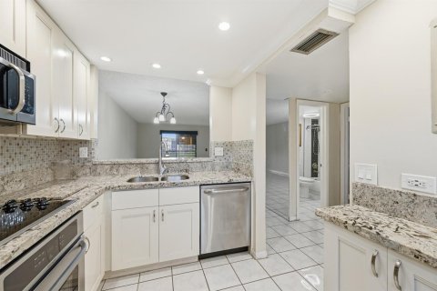 Condo in Sunrise, Florida, 2 bedrooms № 2193291 - photo 25