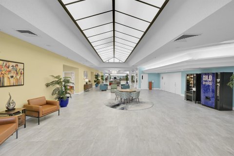Condo in Sunrise, Florida, 2 bedrooms № 2193291 - photo 20