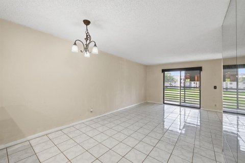 Condo in Sunrise, Florida, 2 bedrooms № 2193291 - photo 22