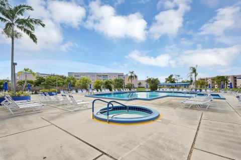 Condo in Sunrise, Florida, 2 bedrooms № 2193291 - photo 17