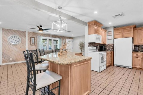 House in Saint Petersburg, Florida 4 bedrooms, 198.63 sq.m. № 1902453 - photo 8