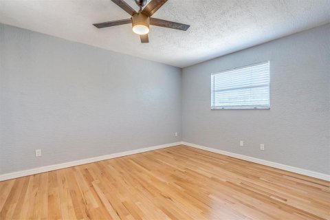 House in Saint Petersburg, Florida 4 bedrooms, 198.63 sq.m. № 1902453 - photo 23