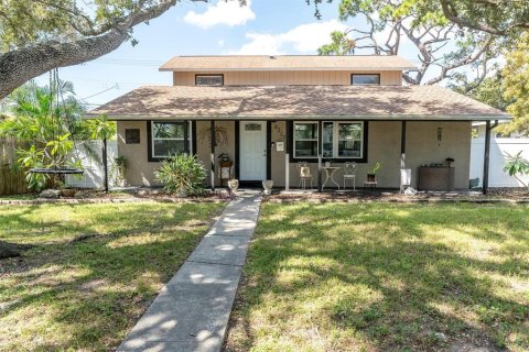 Casa en venta en Saint Petersburg, Florida, 4 dormitorios, 198.63 m2 № 1902453 - foto 1