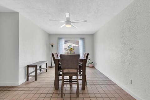 House in Saint Petersburg, Florida 4 bedrooms, 198.63 sq.m. № 1902453 - photo 14