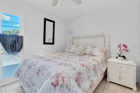 House in Saint Petersburg, Florida 4 bedrooms, 198.63 sq.m. № 1902453 - photo 25