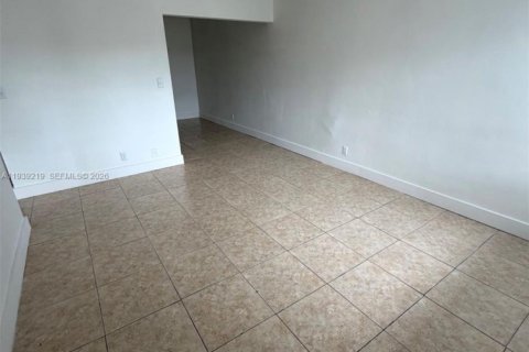 Appartement à louer à Lauderdale Lakes, Floride: 2 chambres, 69.68 m2 № 1997258 - photo 2