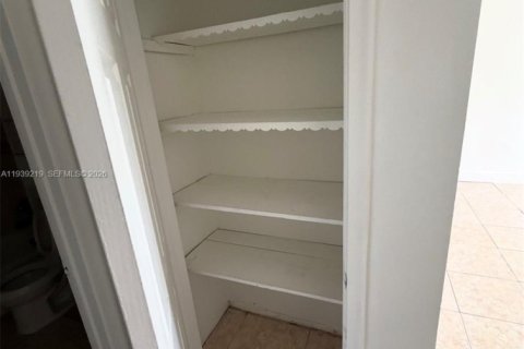 Appartement à louer à Lauderdale Lakes, Floride: 2 chambres, 69.68 m2 № 1997258 - photo 4