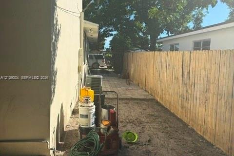Casa en venta en Hialeah, Florida, 4 dormitorios, 202.71 m2 № 2428205 - foto 2