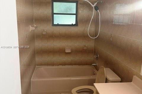 Casa en venta en Hialeah, Florida, 4 dormitorios, 202.71 m2 № 2428205 - foto 6