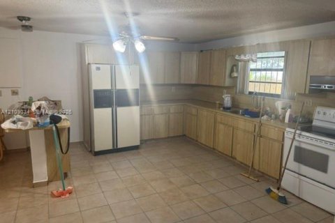 Casa en venta en Hialeah, Florida, 4 dormitorios, 202.71 m2 № 2428205 - foto 10