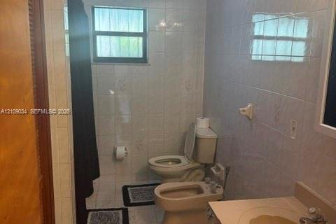Casa en venta en Hialeah, Florida, 4 dormitorios, 202.71 m2 № 2428205 - foto 16