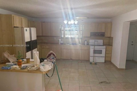 Casa en venta en Hialeah, Florida, 4 dormitorios, 202.71 m2 № 2428205 - foto 13