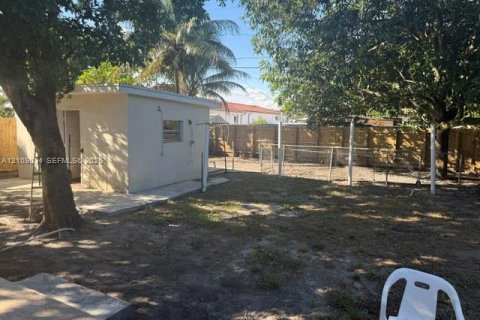 Casa en venta en Hialeah, Florida, 4 dormitorios, 202.71 m2 № 2428205 - foto 4