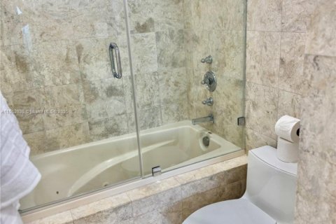 Купить кондоминиум в Ки-Бискейн, Флорида 2 спальни, 130.9м2, № 1965745 - фото 29