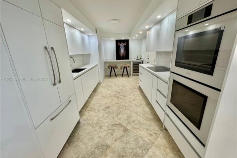 Купить кондоминиум в Ки-Бискейн, Флорида 2 спальни, 130.9м2, № 1965745 - фото 10