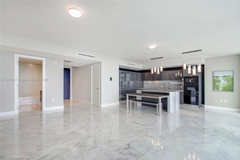 Condo in Miami, Florida, 2 bedrooms  № 1978996 - photo 6