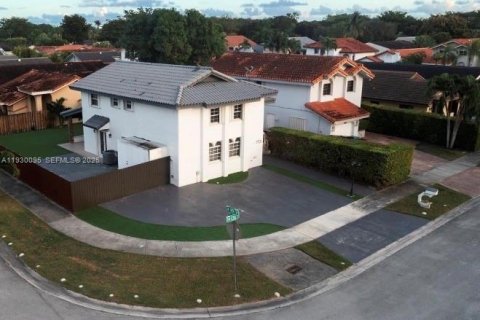 Снять в аренду виллу или дом в Майами, Флорида 4 спальни, 193.24м2, № 1989005 - фото 2