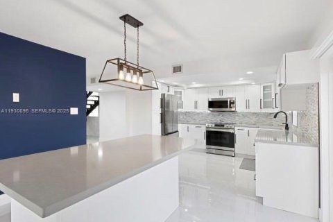 Снять в аренду виллу или дом в Майами, Флорида 4 спальни, 193.24м2, № 1989005 - фото 3
