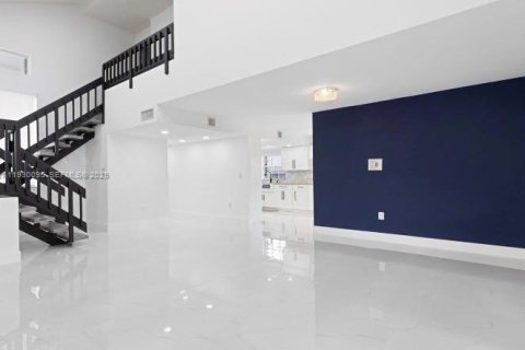 Снять в аренду виллу или дом в Майами, Флорида 4 спальни, 193.24м2, № 1989005 - фото 5