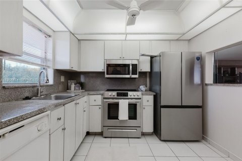 Condominio en venta en Sunrise, Florida, 1 dormitorio, 79.9 m2 № 2021857 - foto 17