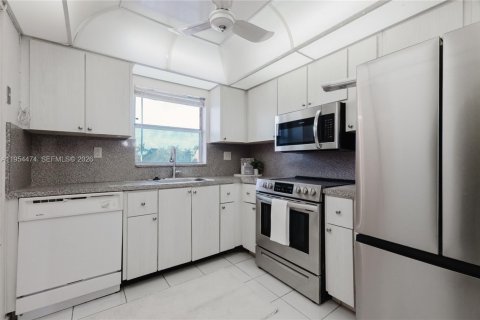 Condominio en venta en Sunrise, Florida, 1 dormitorio, 79.9 m2 № 2021857 - foto 18