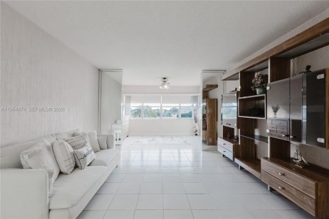 Condominio en venta en Sunrise, Florida, 1 dormitorio, 79.9 m2 № 2021857 - foto 5
