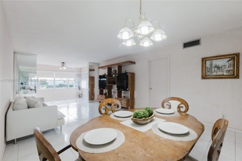 Condominio en venta en Sunrise, Florida, 1 dormitorio, 79.9 m2 № 2021857 - foto 3