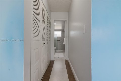 Condominio en venta en Sunrise, Florida, 1 dormitorio, 79.9 m2 № 2021857 - foto 15