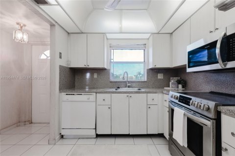 Condominio en venta en Sunrise, Florida, 1 dormitorio, 79.9 m2 № 2021857 - foto 19