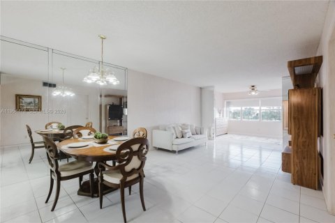 Condominio en venta en Sunrise, Florida, 1 dormitorio, 79.9 m2 № 2021857 - foto 2