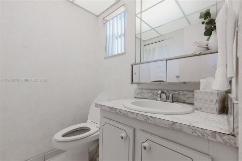 Condominio en venta en Sunrise, Florida, 1 dormitorio, 79.9 m2 № 2021857 - foto 16