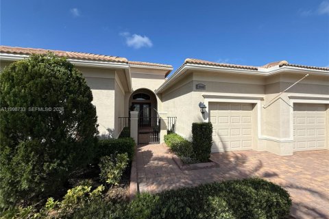 Villa ou maison à vendre à Port St. Lucie, Floride: 3 chambres, 291.99 m2 № 2064193 - photo 2