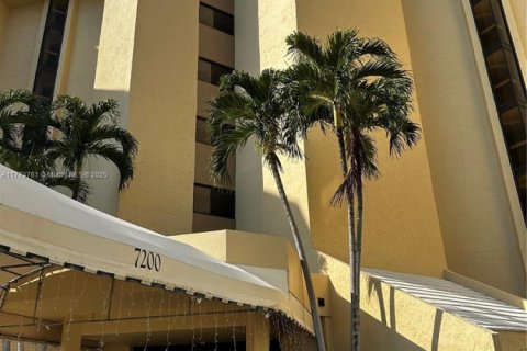Condominio en venta en Lauderhill, Florida, 3 dormitorios, 183.2 m2 № 1697044 - foto 1