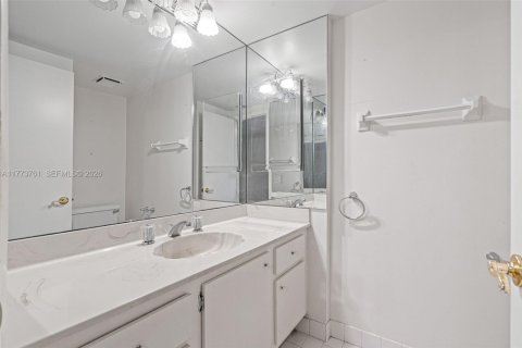 Condo in Lauderhill, Florida, 3 bedrooms  № 1697044 - photo 10