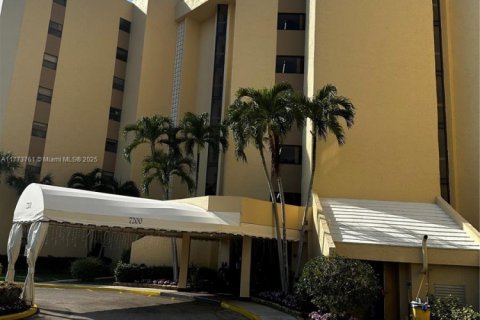Condominio en venta en Lauderhill, Florida, 3 dormitorios, 183.2 m2 № 1697044 - foto 2
