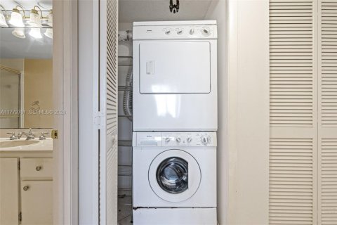 Condo in Lauderhill, Florida, 3 bedrooms  № 1697044 - photo 19