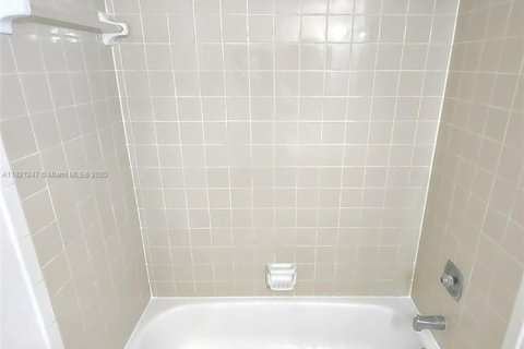 Condominio en venta en Miami Beach, Florida, 2 dormitorios, 91.23 m2 № 1786513 - foto 19
