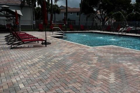 Townhouse in Weston, Florida 2 bedrooms, 105.07 sq.m. № 1896223 - photo 4