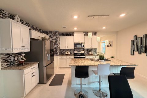 House in Port St. Lucie, Florida 3 bedrooms, 149.94 sq.m. № 2003192 - photo 2