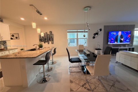 House in Port St. Lucie, Florida 3 bedrooms, 149.94 sq.m. № 2003192 - photo 10