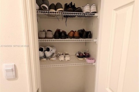 House in Port St. Lucie, Florida 3 bedrooms, 149.94 sq.m. № 2003192 - photo 28