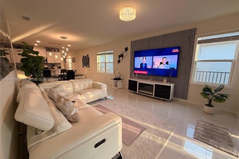 House in Port St. Lucie, Florida 3 bedrooms, 149.94 sq.m. № 2003192 - photo 18