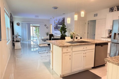 House in Port St. Lucie, Florida 3 bedrooms, 149.94 sq.m. № 2003192 - photo 3