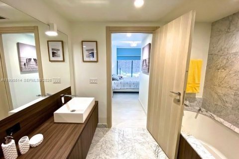 Condo in Miami, Florida, 1 bedroom  № 2053088 - photo 18