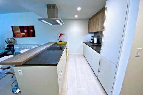 Condo in Miami, Florida, 1 bedroom  № 2053088 - photo 9