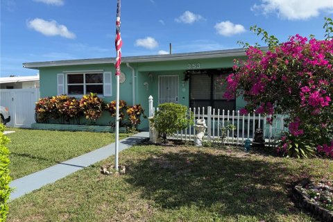 Casa en alquiler en Palm Springs, Florida, 3 dormitorios, 811.97 m2 № 1831229 - foto 1