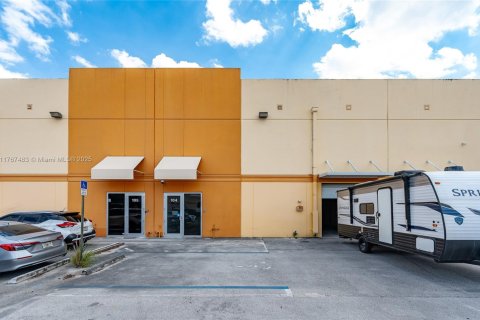 Commercial property in Medley, Florida № 1867508 - photo 2
