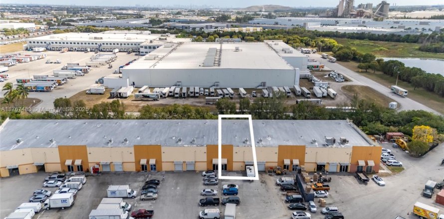 Commercial property in Medley, Florida № 1867508