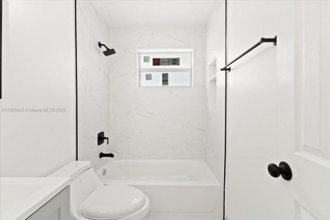 Снять в аренду виллу или дом в Окленд-Парк, Флорида 3 спальни, 165.37м2, № 1947693 - фото 20